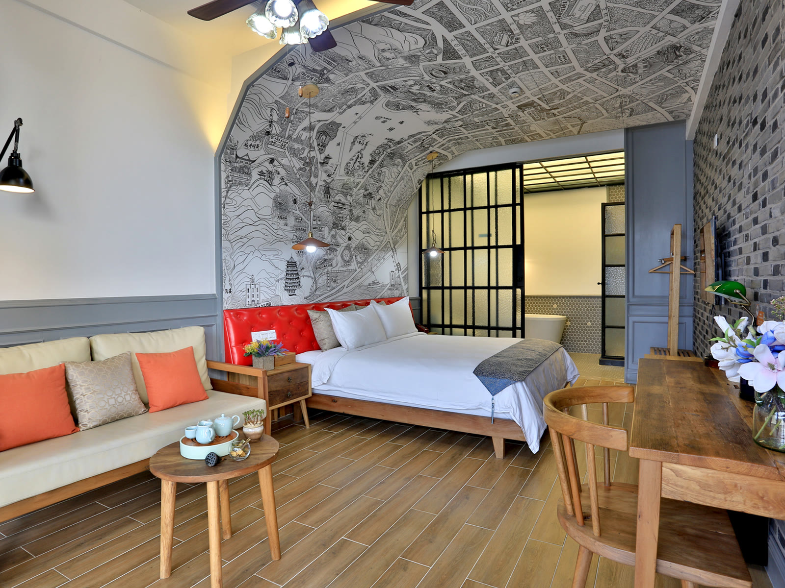 Courtyard King Room: Bedroom and sitting area
