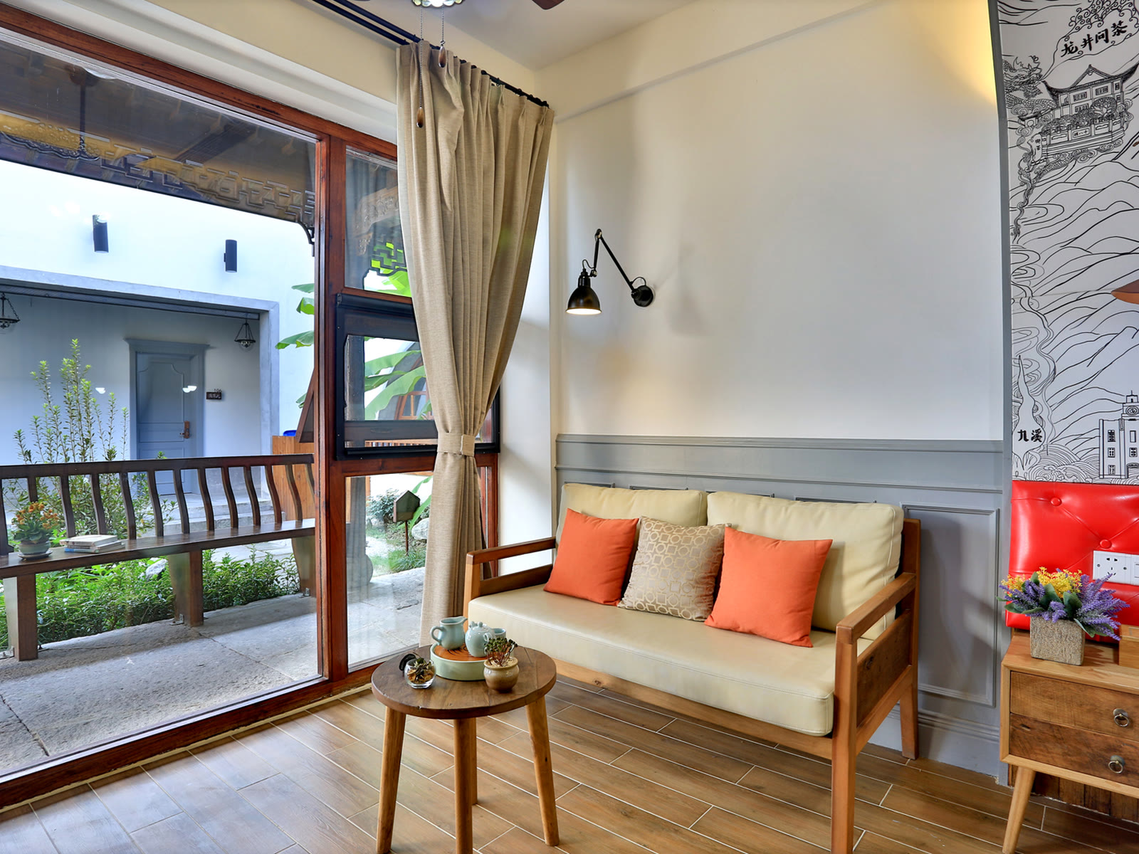 Courtyard King Room: Sitting area beside the courtyard
