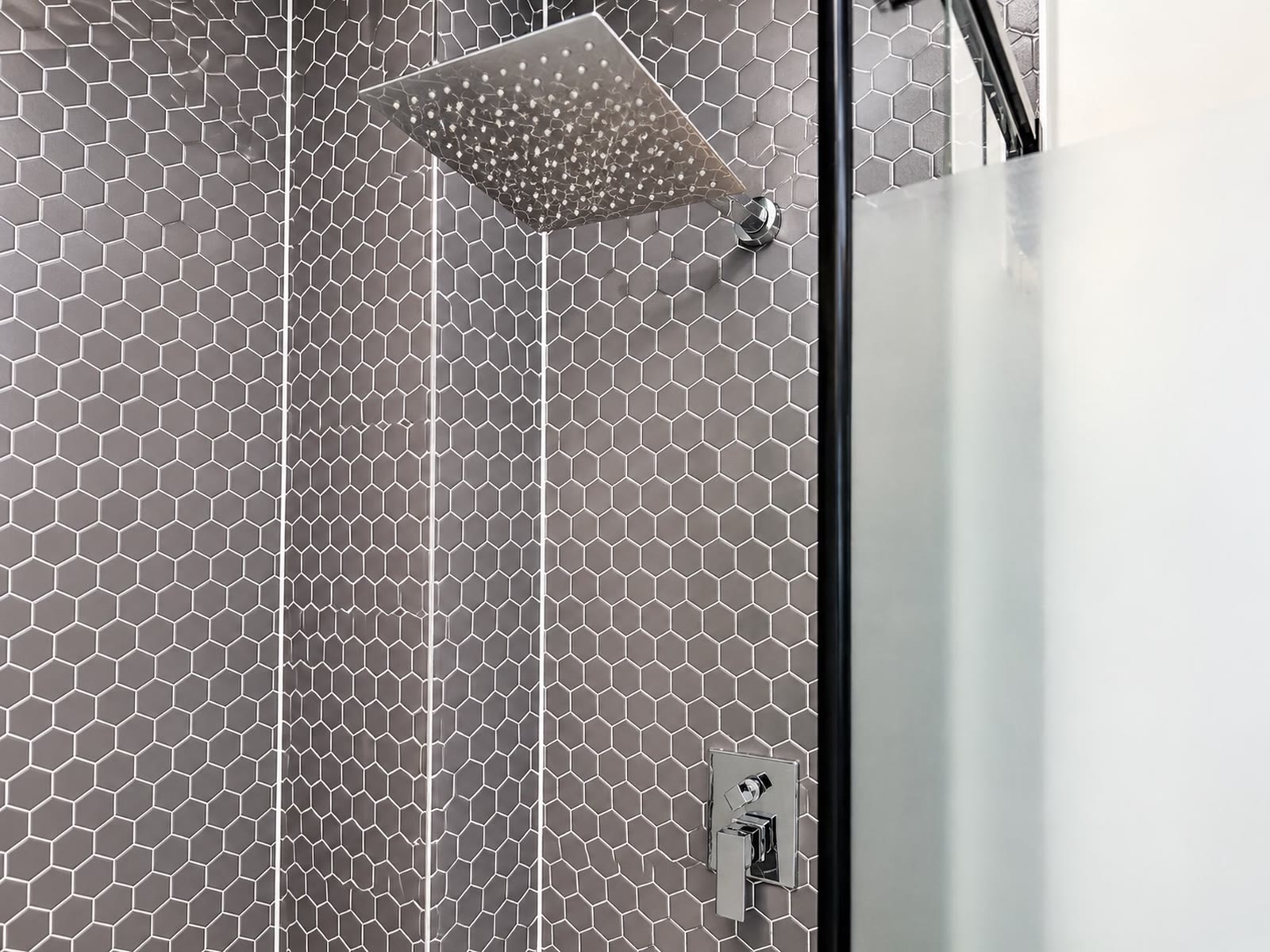 Courtyard King Room: Separate shower