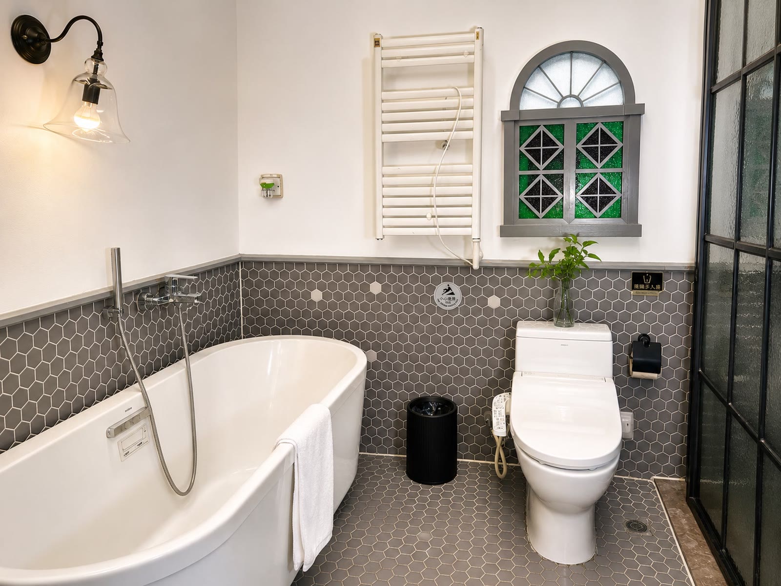 Courtyard King Room: Bathtub and smart toilet