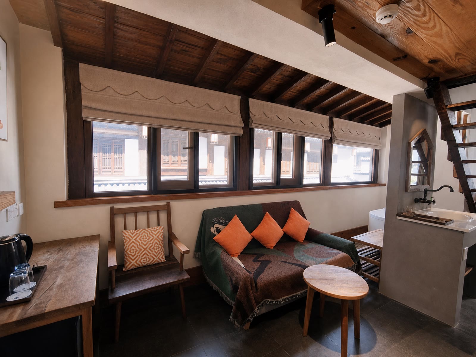 Loft King Room: Lower-floor sitting area