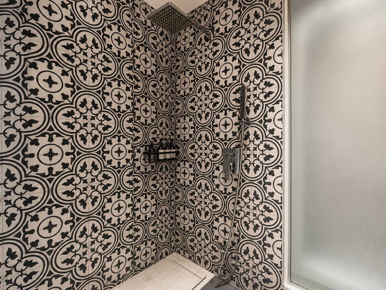 Loft King Room: Separate shower