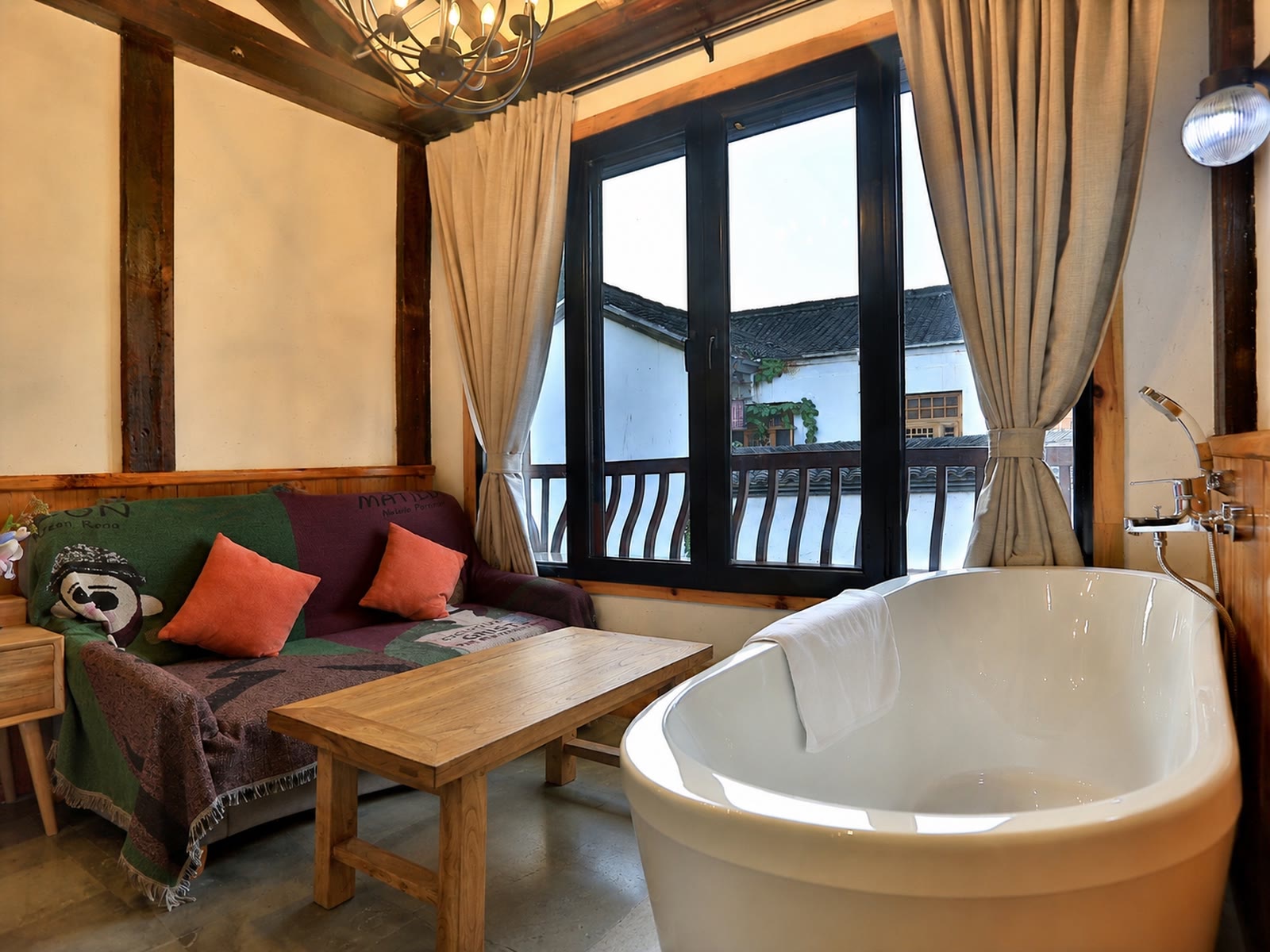 Old Street Twin Room: Window-side sofa and bathtub