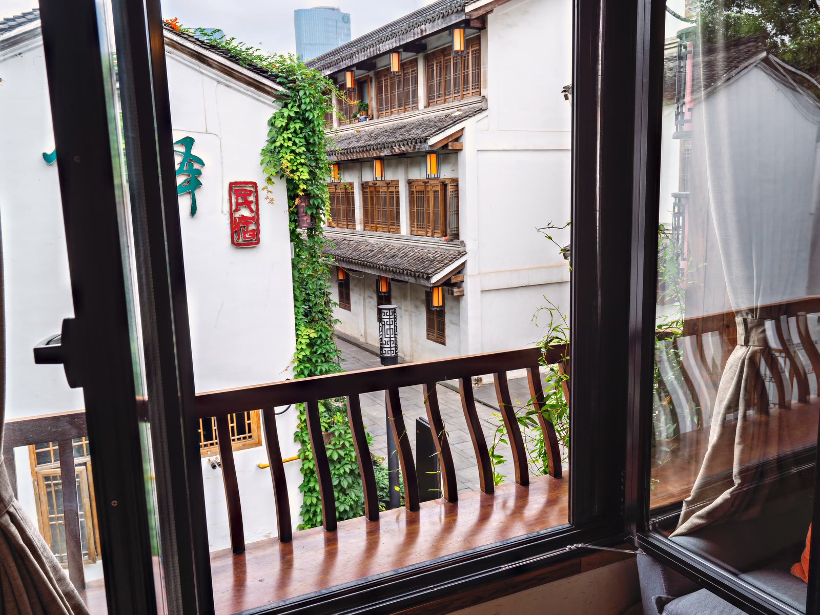 Old Street Twin Room: View of the historic lane