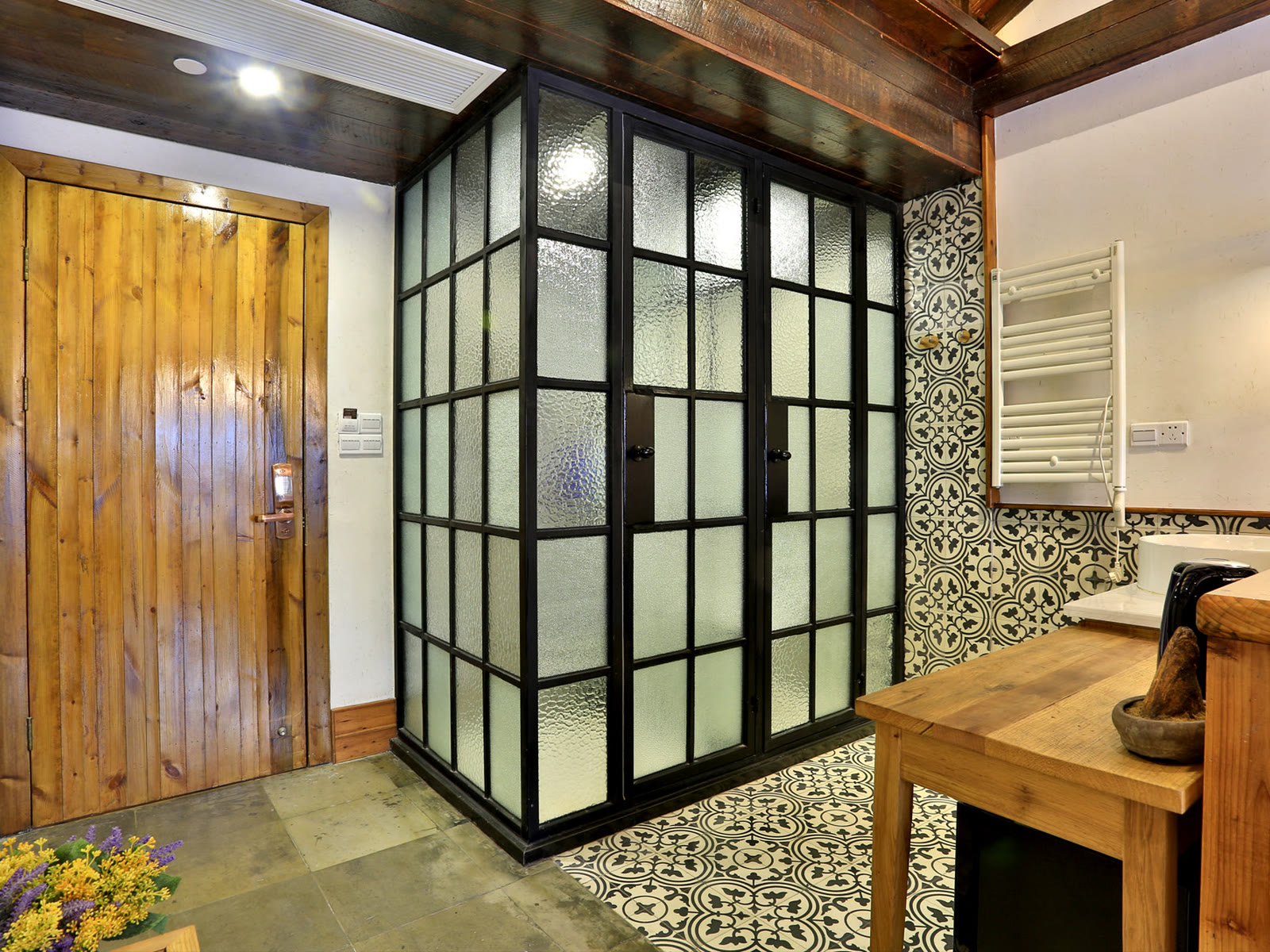 Old Street Twin Room: Washbasin and bathroom area
