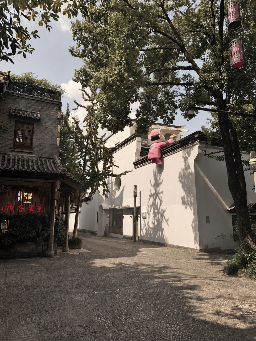The lane approaching The Moon and Sixpence Homestay