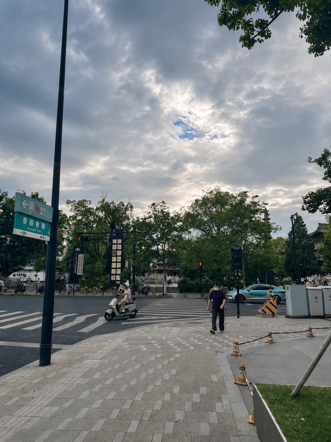 The traffic-light crossing at Xiangji Temple Road and Lishui Road