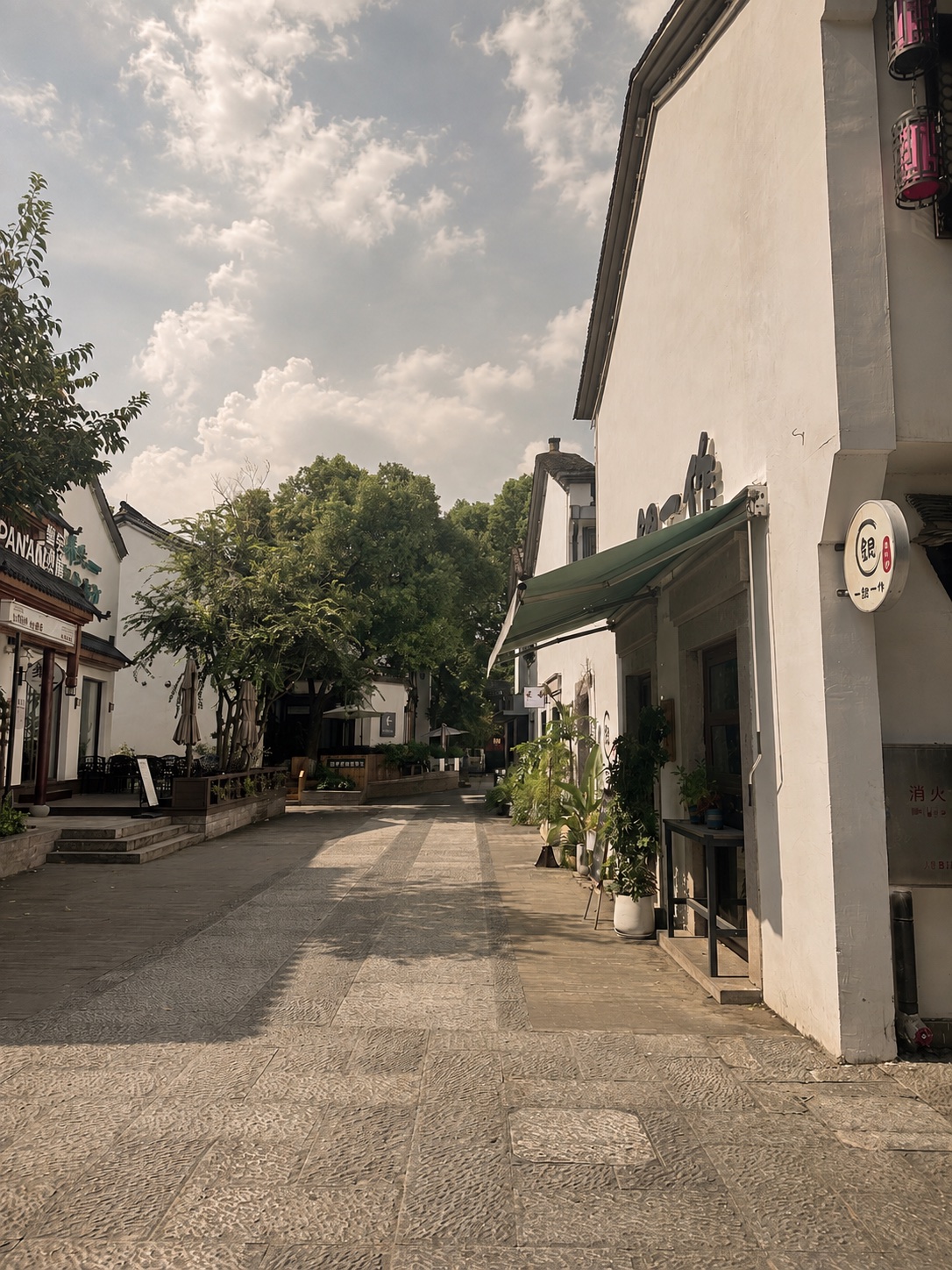 The second lane where guests turn right towards the homestay