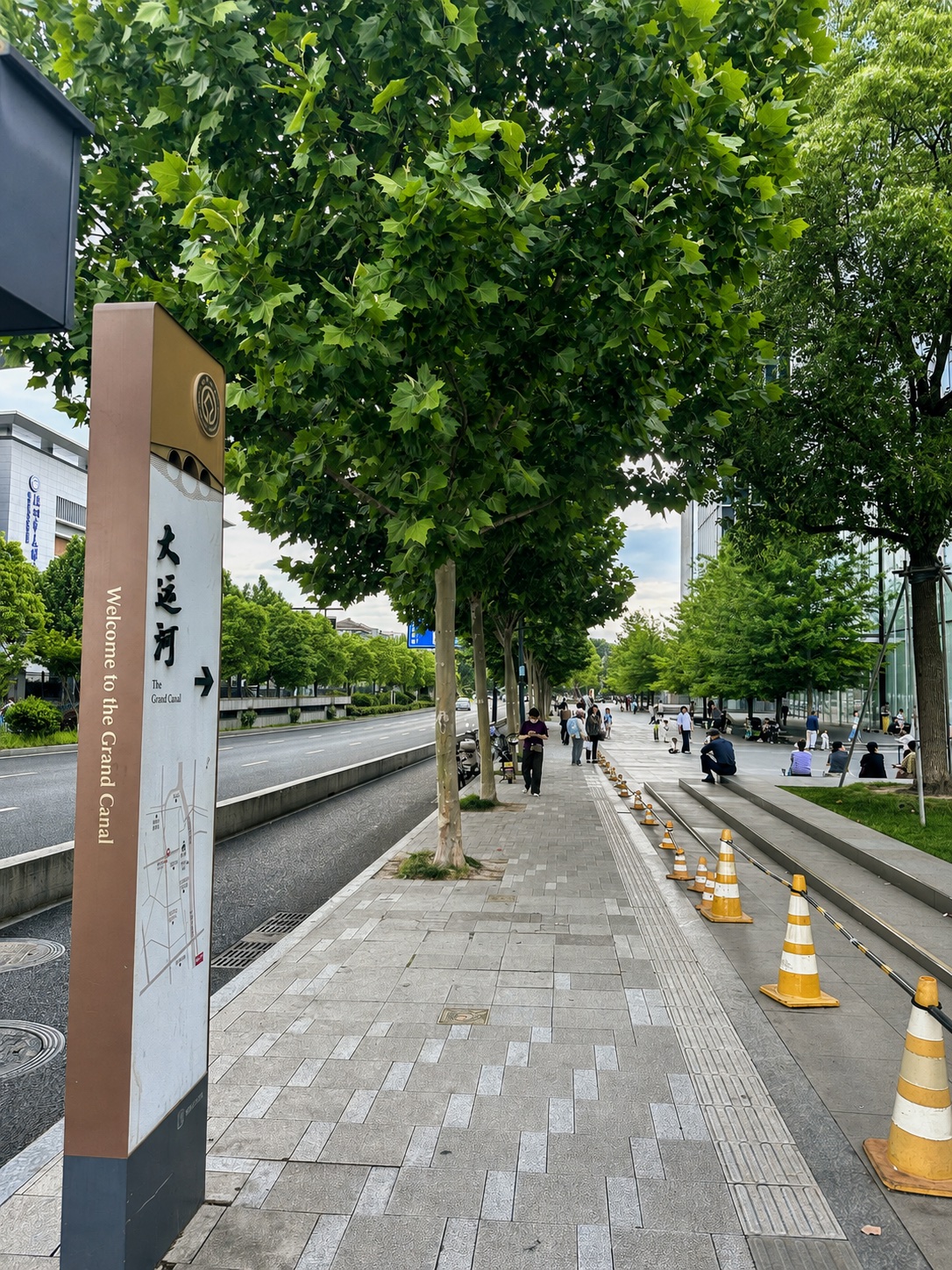 The pavement along Xiangji Temple Road