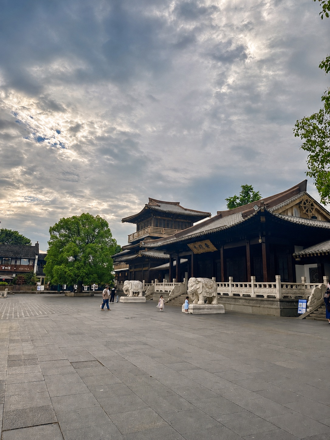 Xiangji Temple Square on the walking route