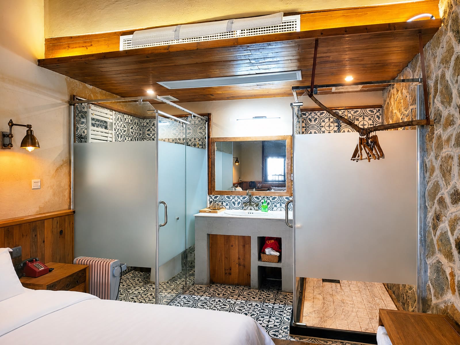 Skylight Courtyard Twin Room: Private bathroom area