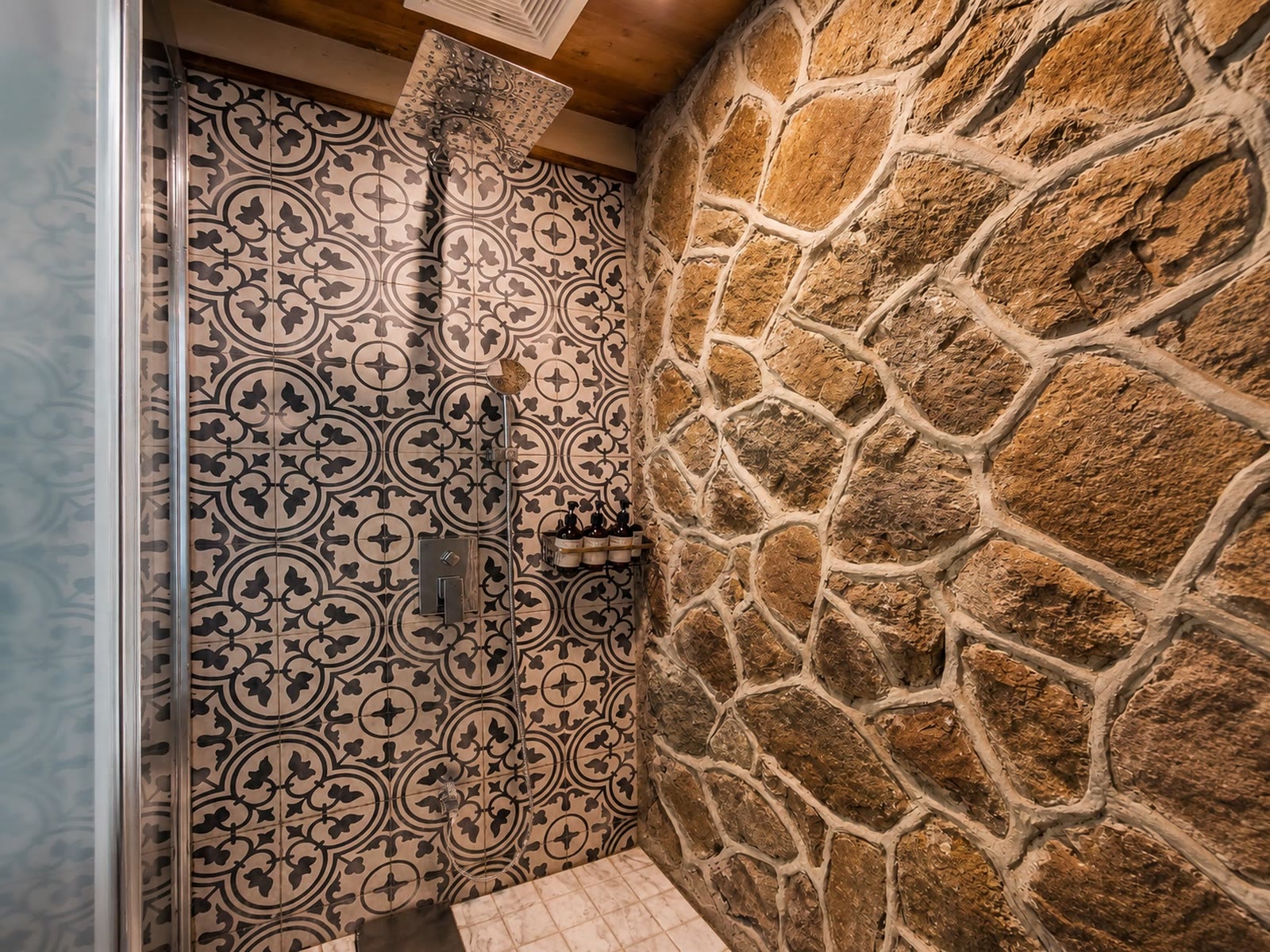 Skylight Courtyard Twin Room: Separate shower