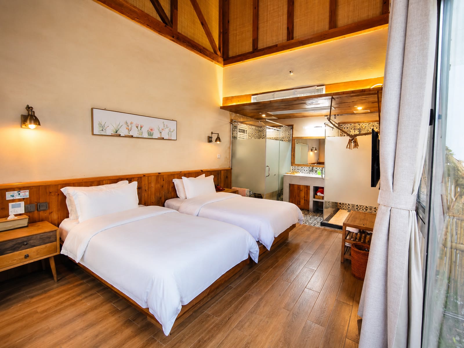 Skylight Courtyard Twin Room: Twin beds and room layout