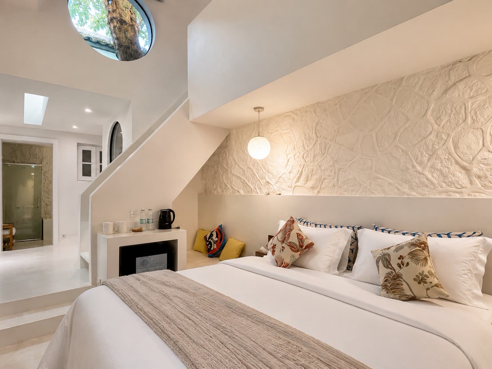 Sycamore Coffee Loft: Downstairs king bed and loft stairs