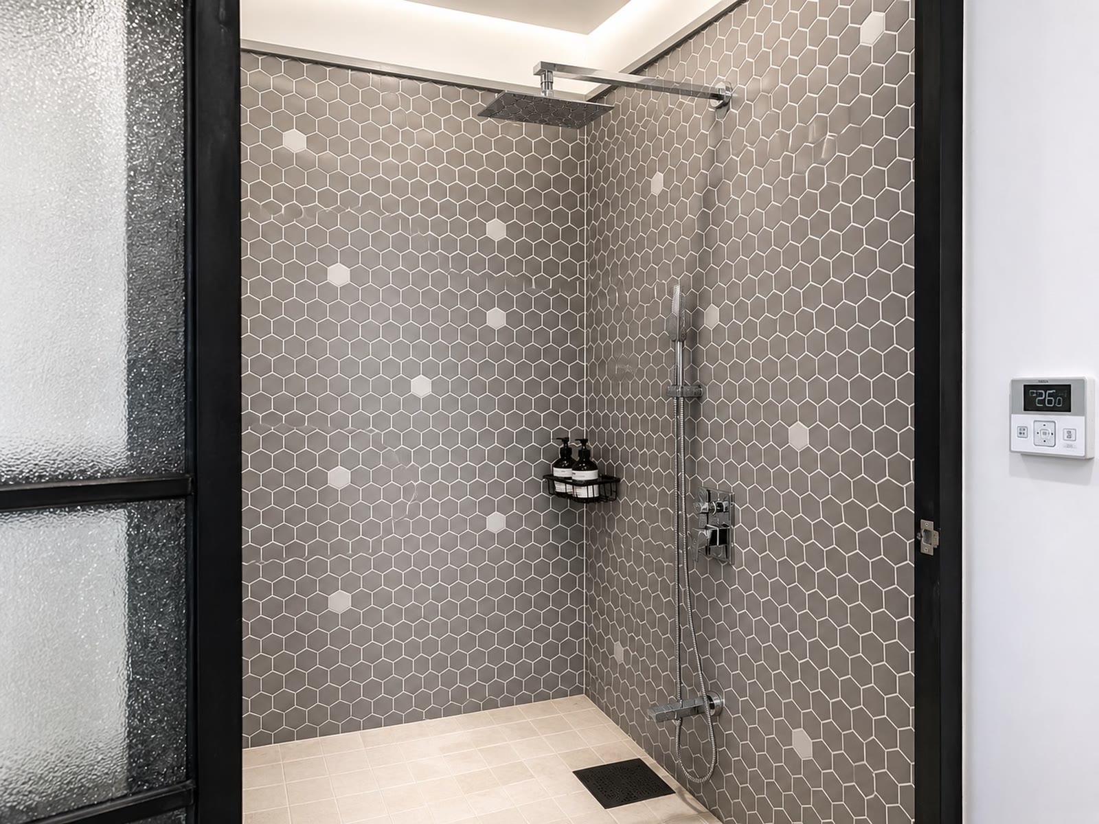 Waterside Balcony Room: Separate shower