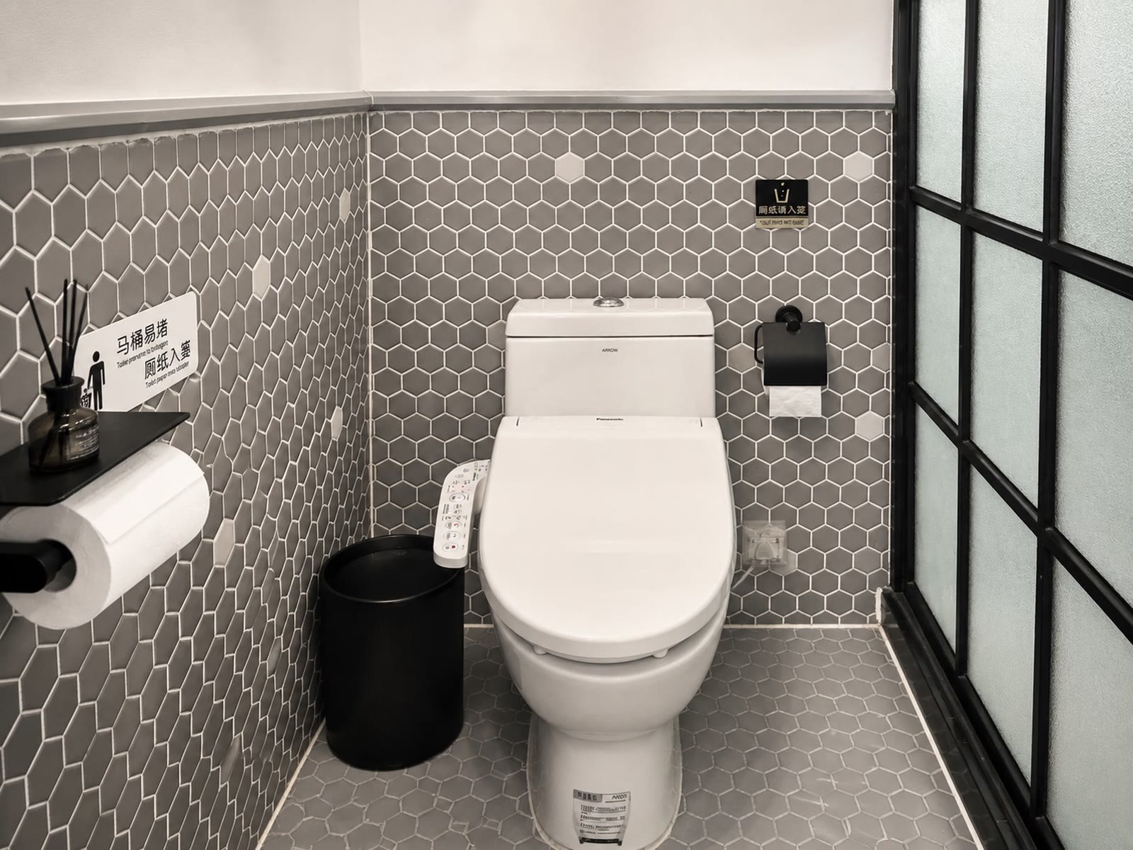 Waterside Balcony Room: Smart toilet